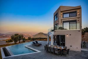 ApolpainaにあるVilla Andriaのプールと家のあるヴィラ
