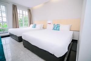 Postel nebo postele na pokoji v ubytování Swing & Pillows - Subang SS15