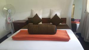 Rúm í herbergi á 59B Rest Inn Ella