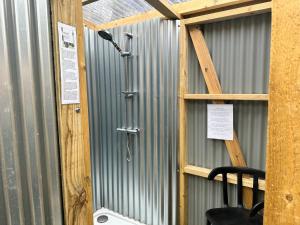 Lakeside Glamping Firecrest的一间浴室