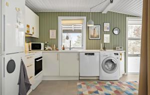 Η κουζίνα ή μικρή κουζίνα στο Cozy Home In Hals With Wifi