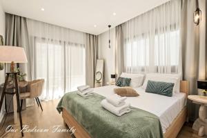 Postel nebo postele na pokoji v ubytování Lazuli Hermes Apartments