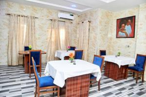 Ruang duduk di Credence Resorts Aco