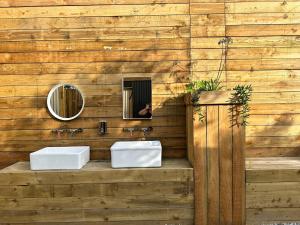 Lakeside Glamping Firecrest的一间浴室