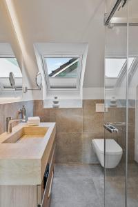 ein Badezimmer mit Waschbecken und Fenster in der Unterkunft Alte Schule Westerhever Kleinhörn in Westerhever