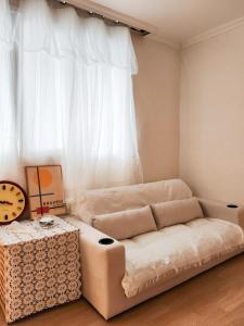 首尔Dohwa Stay - New Open AREX, 3mins to Gongdeok Station的带窗户的房间里有一张白色沙发 更多35张照片