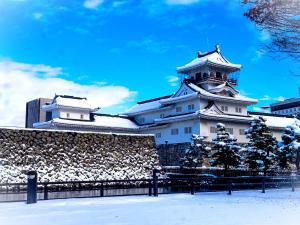 Higashi-iwaseにあるThe CATAN 政太郎の地面に雪が積もった大きな白い建物