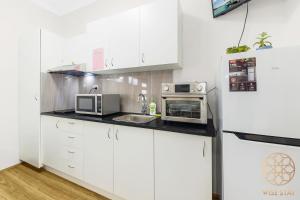 Kuchyň nebo kuchyňský kout v ubytování Carlingford sweet studio with WiFi& Parking