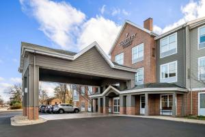 Un edificio con un estacionamiento enfrente. en Country Inn & Suites by Radisson, Red Wing, MN, en Red Wing