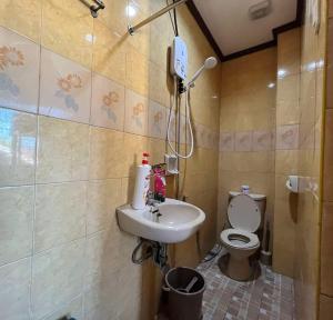 Ένα μπάνιο στο Townes Many Beds Home Near SM Lanang SMX Airport Samal Wharf +20 φωτογραφίες