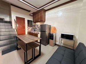 Η κουζίνα ή μικρή κουζίνα στο Townes Many Beds Home Near SM Lanang SMX Airport Samal Wharf