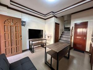 Μια τηλεόραση ή/και κέντρο ψυχαγωγίας στο Townes Many Beds Home Near SM Lanang SMX Airport Samal Wharf