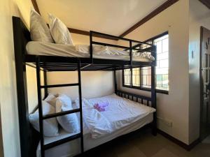 Ένα ή περισσότερα κρεβάτια σε δωμάτιο στο Townes Many Beds Home Near SM Lanang SMX Airport Samal Wharf