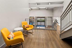 Spark by Hilton Wichita East的休息区