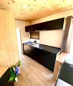 Una cocina con gabinetes negros y una encimera negra. en Sommer Chalet 28, en Nabburg 5 fotos más