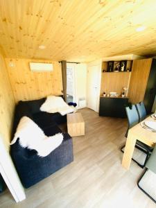Ruang duduk di Sommer Chalet 30