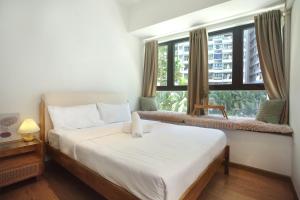 une chambre avec un lit et une grande fenêtre dans l'établissement Kid-Loving Poolside Haven - 2BR - Netflix - Games, à Johor Bahru 104 autres photos