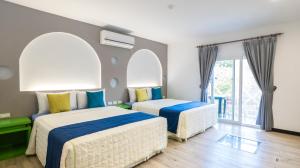 Rúm í herbergi á Ocean Star B&B
