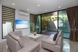 Posezení v ubytování Lively Stay at Vibrant Kata, 4BR Pool Villa B2 near Beach - UTK2