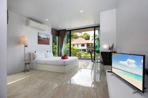 TV a/nebo společenská místnost v ubytování Lively Stay at Vibrant Kata, 4BR Pool Villa B2 near Beach - UTK2