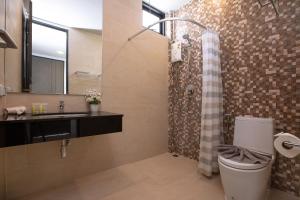 Koupelna v ubytování Lively Stay at Vibrant Kata, 4BR Pool Villa B2 near Beach - UTK2