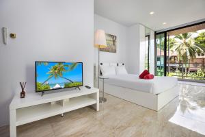 TV a/nebo společenská místnost v ubytování Lively Stay at Vibrant Kata, 4BR Pool Villa B2 near Beach - UTK2