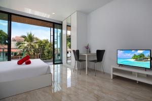 TV a/nebo společenská místnost v ubytování Lively Stay at Vibrant Kata, 4BR Pool Villa B2 near Beach - UTK2