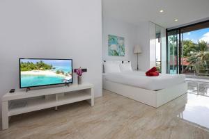 Bazén v ubytování Lively Stay at Vibrant Kata, 4BR Pool Villa B2 near Beach - UTK2 nebo v jeho okolí