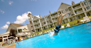 Basen w obiekcie Manoir des Sables Hôtel & Golf lub w pobliżu