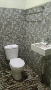 Ванная комната в Latar Amba Guest House +10 фотографий