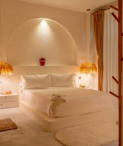 Un dormitorio con una gran cama blanca con un gran orbe encima. en Lagom Premium Apartment, en Katmandú