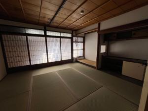 敦賀市にあるほぼ家の窓2つとテレビが備わる空き部屋