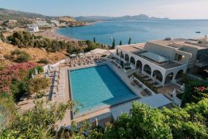 Una vista aérea de una villa con piscina. en Lindos Mare, Seaside Hotel, en Lindos