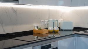 eine Küche mit einer Theke mit einer Kaffeemaschine darauf in der Unterkunft E1 Suites & Spa aparthotel style - Gym & Spa in Gibraltar