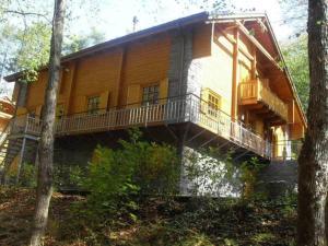 Casa grande con balcón en el bosque en Le Gibier - Vakantiewoning, en Bomal