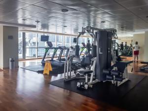 Fitness centrum a/nebo fitness zařízení v ubytování La Buena Vida Holiday Homes - Luxe 1BD, boutique apt full lakeview 1m to Metro, Lake & Almas Tower