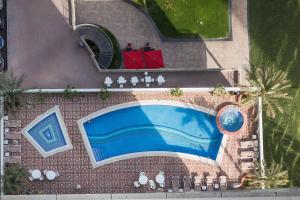 Bazén v ubytování La Buena Vida Holiday Homes - Luxe 1BD, boutique apt full lakeview 1m to Metro, Lake & Almas Tower nebo v jeho okolí