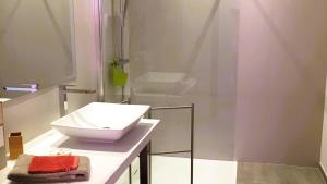 un bagno con un lavandino bianco e una doccia di Villa Suarticcia, 6 pers, piscine chauffée, 3 min plage en voiture a Sainte-Lucie de Porto-Vecchio Altre 9 foto