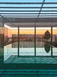 einen Blick vom Inneren eines Gebäudes mit Sonnenuntergang in der Unterkunft Lux Lisboa Park in Lissabon
