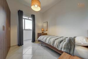 Letto o letti in una camera di Cosy 3BR home Apt with private balcony in B'Bugia