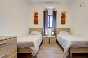 Letto o letti in una camera di Cosy 3BR home Apt with private balcony in B'Bugia