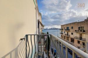 balcone con vista sull'acqua di Cosy 3BR home Apt with private balcony in B'Bugia a Birżebbuġa