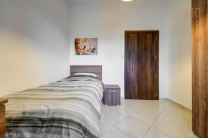Letto o letti in una camera di Cosy 3BR home Apt with private balcony in B'Bugia