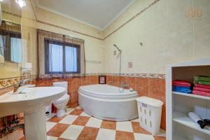 Bagno di Cosy 3BR home Apt with private balcony in B'Bugia