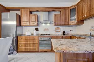 Cucina o angolo cottura di Cosy 3BR home Apt with private balcony in B'Bugia