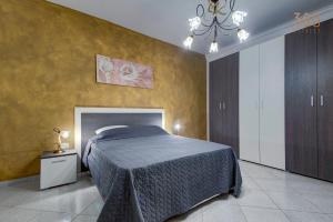 Letto o letti in una camera di Cosy 3BR home Apt with private balcony in B'Bugia