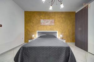 Letto o letti in una camera di Cosy 3BR home Apt with private balcony in B'Bugia