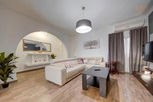 Area soggiorno di Cosy 3BR home Apt with private balcony in B'Bugia