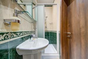 Bagno di Cosy 3BR home Apt with private balcony in B'Bugia