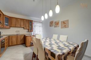 Cucina o angolo cottura di Cosy 3BR home Apt with private balcony in B'Bugia